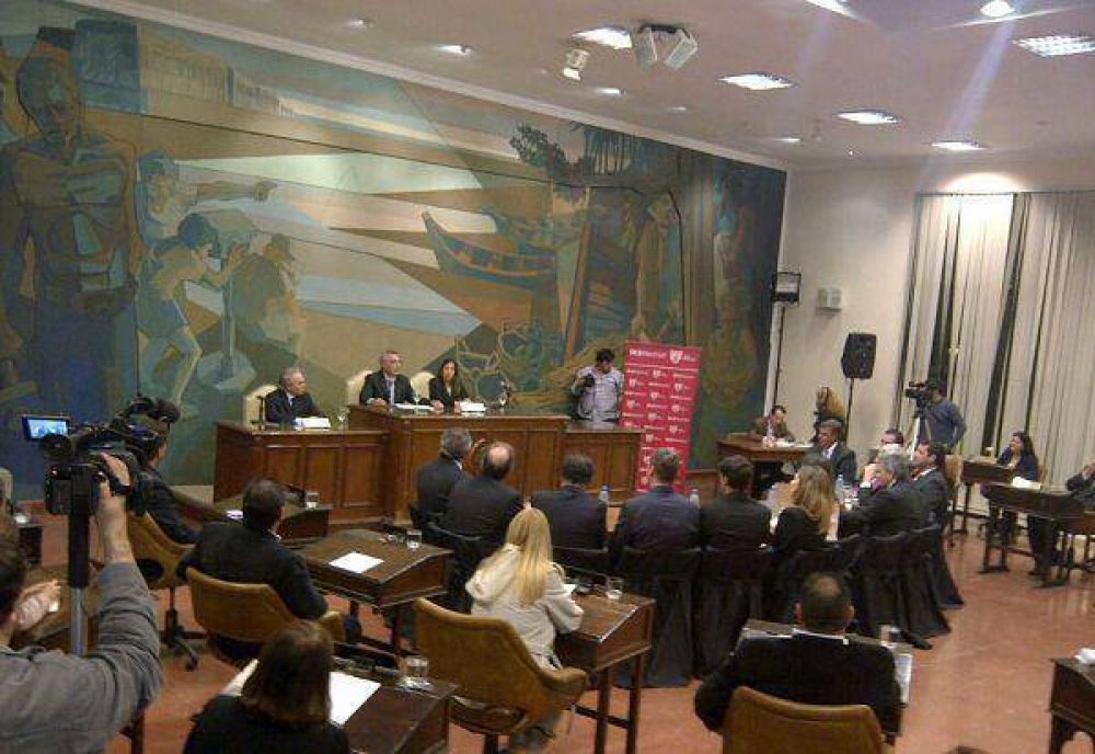 Zamora abri� sesiones con dardos a los gobiernos nacional y provincial