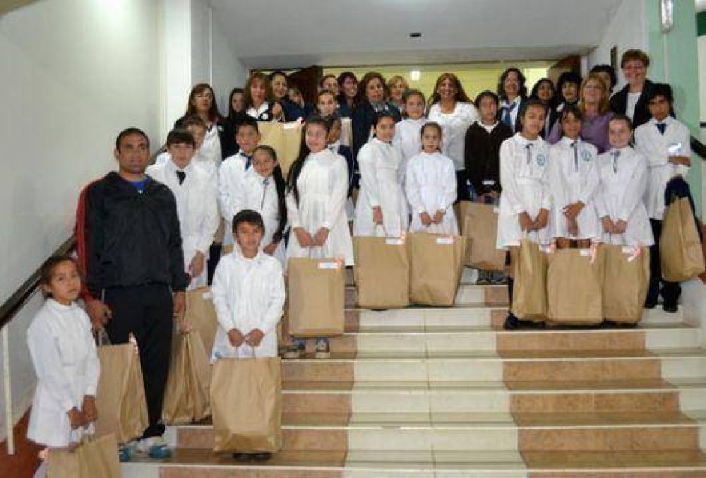 La Municipalidad entreg� uniformes para abanderados