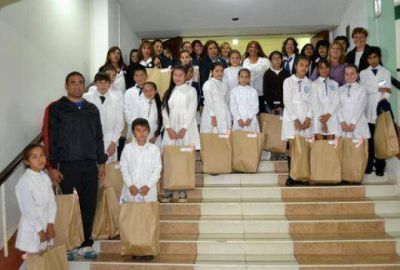 La Municipalidad entreg� uniformes para abanderados