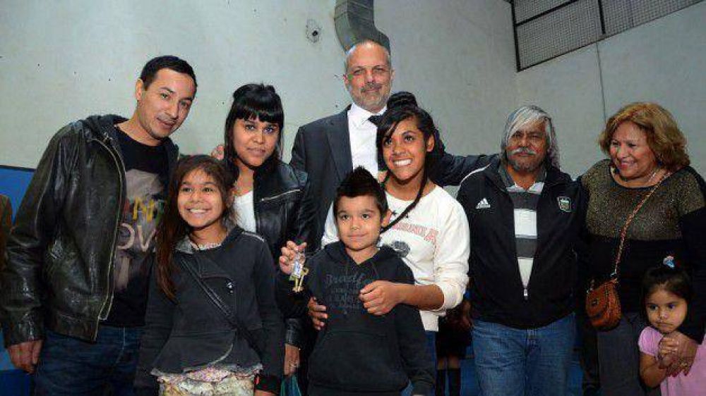 El Gobernador entreg� viviendas en Comodoro