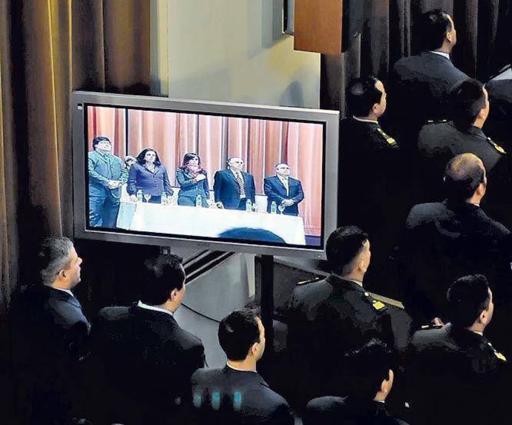 La Presidenta anunci� una suba salarial del 15% a militares.