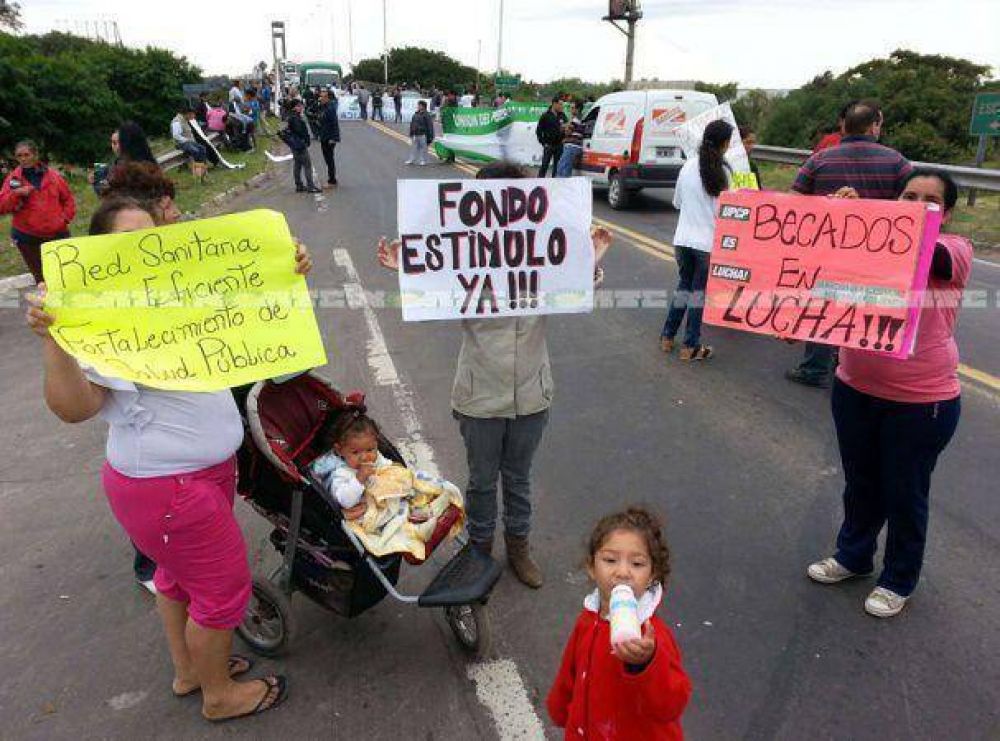 Multitudinaria manifestaci�n bloque� esta ma�ana el tr�nsito en el Puente Chaco - Corrientes