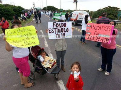 Multitudinaria manifestaci�n bloque� esta ma�ana el tr�nsito en el Puente Chaco - Corrientes