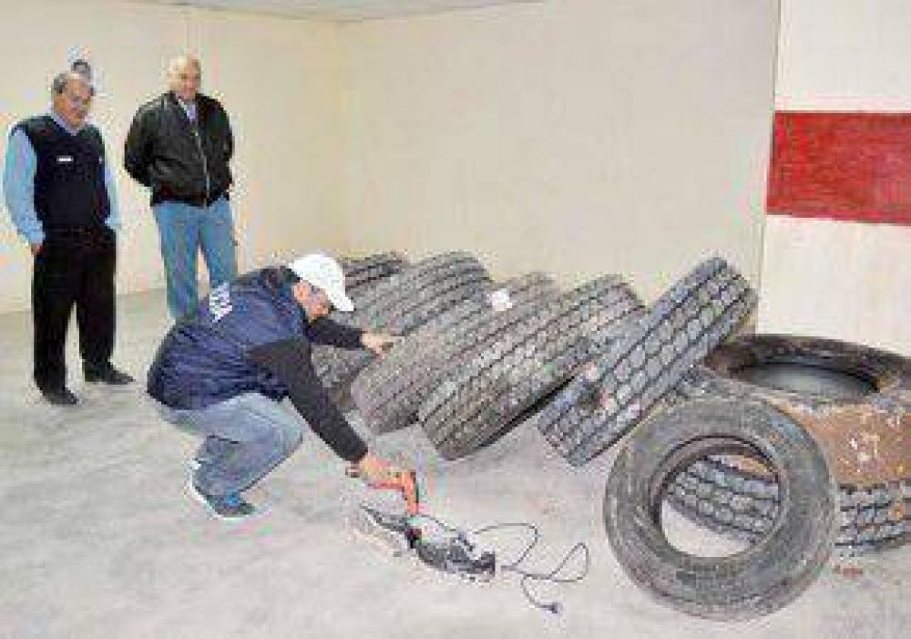 Recuperan cubiertas robadas a una empresa de transporte de Plottier 