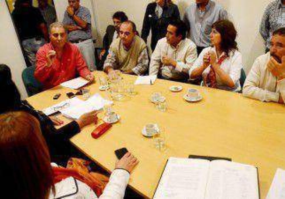 Pandolfi le contest� a la Junta de Gobierno del MPN 