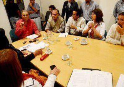 Pandolfi le contest� a la Junta de Gobierno del MPN 
