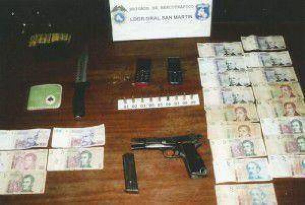 Detienen a dos sujetos y les secuestran un arma de fuego, municiones y dinero falso