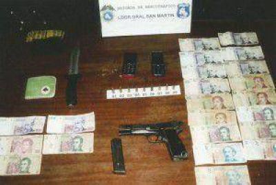Detienen a dos sujetos y les secuestran un arma de fuego, municiones y dinero falso
