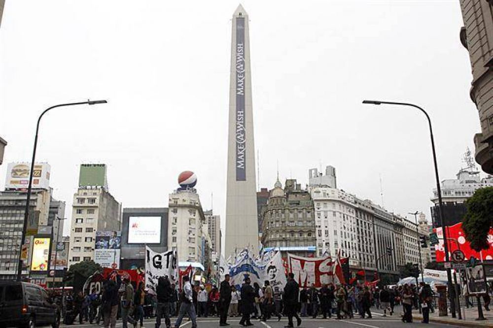 Manifestantes cortaron durante dos horas 9 de Julio y Corrientes en reclamo de trabajo