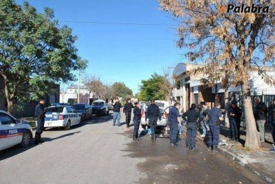 Aparentaban vender pescado, pero ten�an droga y armas