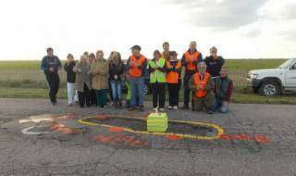Ins�lita protesta en Arroyo Corto: Le festejaron el cumplea�os a un pozo