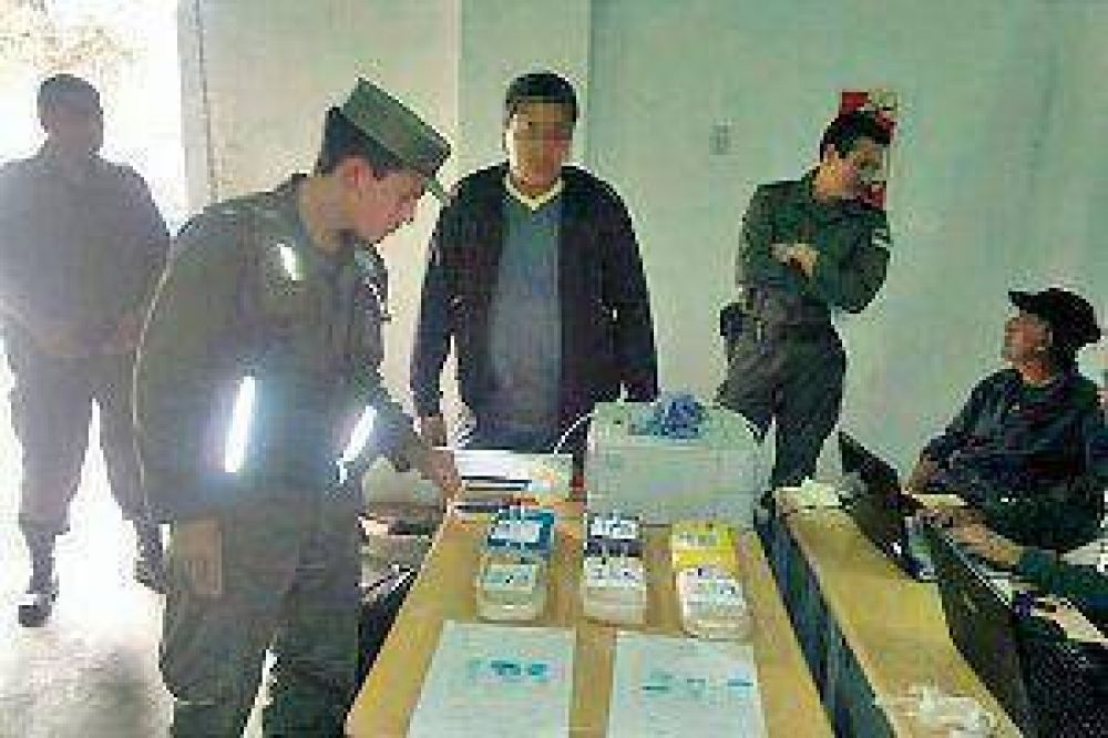 Hallan 400 kilos de coca�na en una pista ilegal al norte provincial