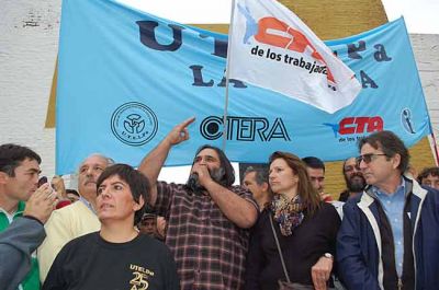 Baradel encabez� movilizaci�n de docentes, que confluy� a Casa de Gobierno