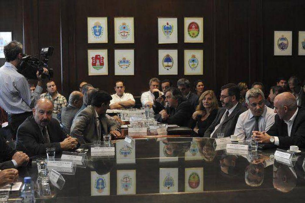 Inza y otros intendentes se reunieron con el secretario Augusto Costa