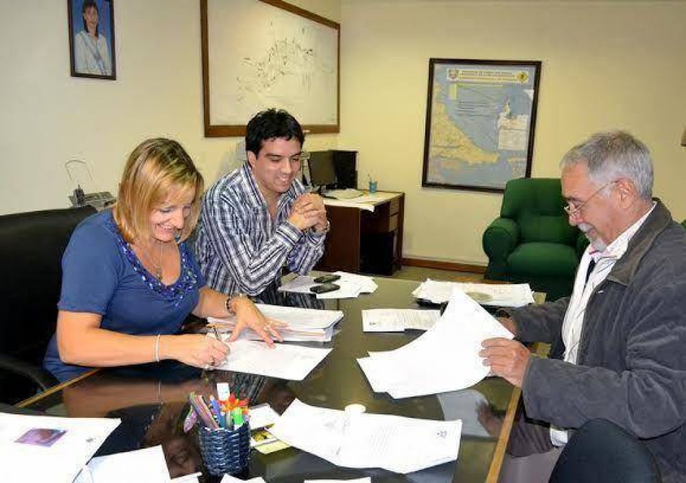 Gobierno firm� el contrato para la obra de ampliaci�n del Colegio provincial Ernesto S�bato