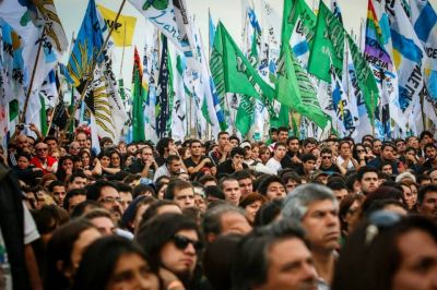 El kirchnerismo prepara plenarios en todo el pa�s para debatir la sucesi�n