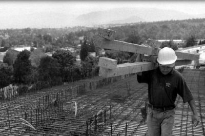 Toda persona tiene derecho al trabajo y a la protecci�n contra el desempleo