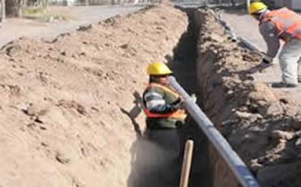Contin�an las obras de red de agua potable en el interior