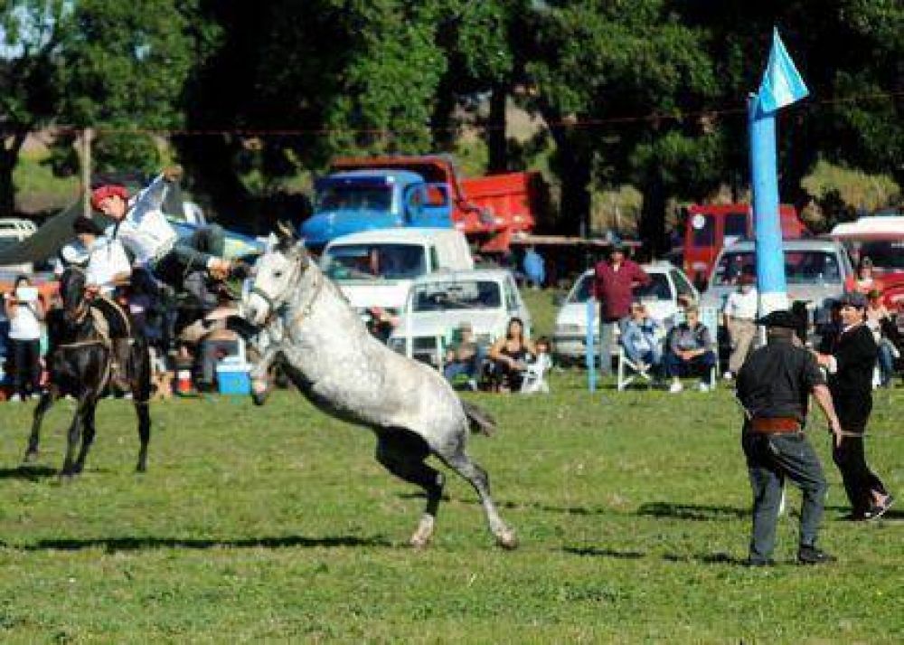 Los amantes de las jineteadas tuvieron su d�a en la 16� Fiesta del Trabajador