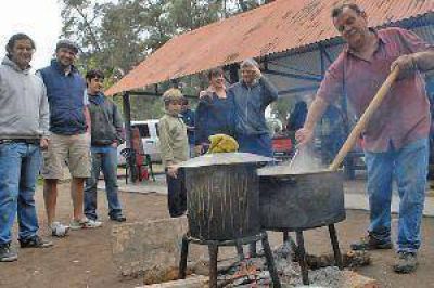 Con el tradicional asado y locro, los trabajadores celebraron ayer su d�a