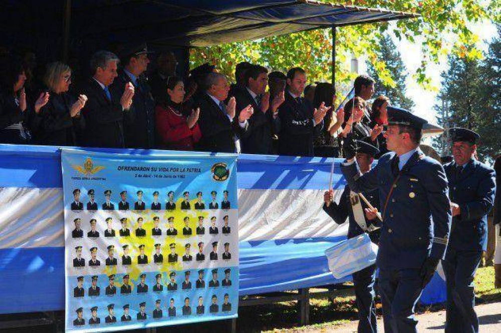 Poggi particip� del acto por los 32 a�os del bautismo de fuego de la Fuerza A�rea