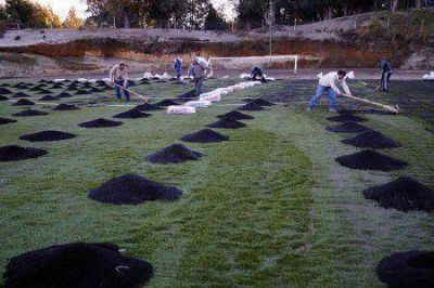 Vecinos colaboran con el personal municipal en la terminaci�n de la cancha de c�sped sint�tico