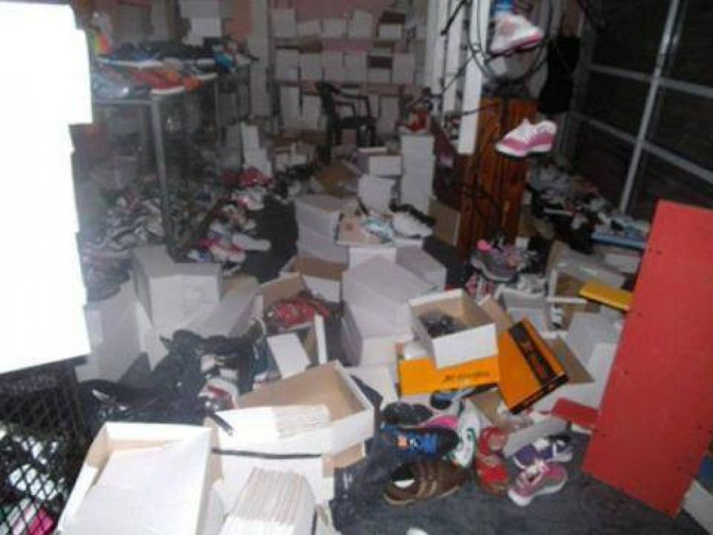 Saquearon una tienda de ropas en barrio El Bajo