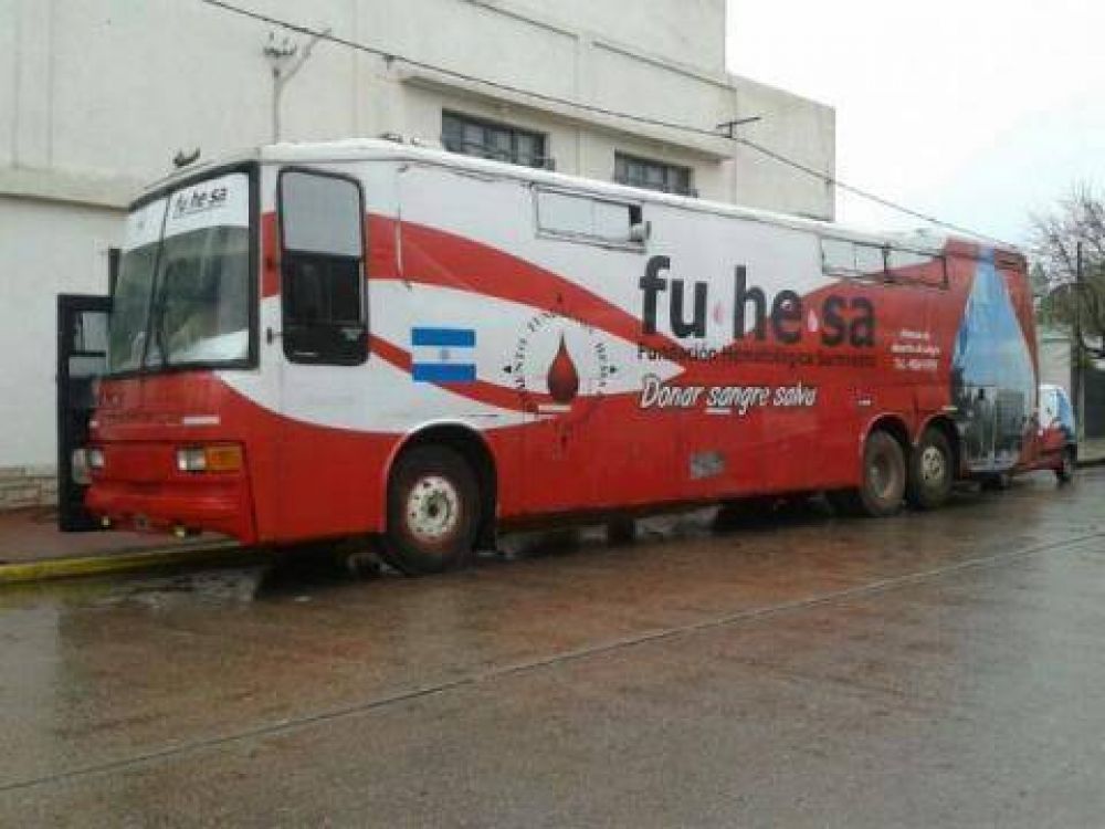 Extracci�n masiva de sangre frente al cuartel de Bomberos
