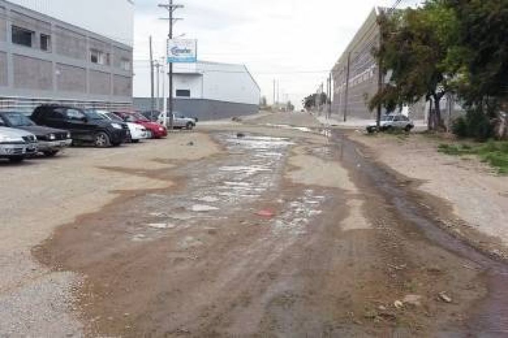 Los desbordes cloacales afectan a empresas en el B� Industrial