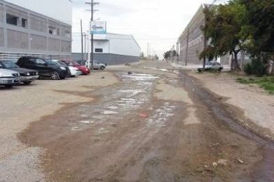 Los desbordes cloacales afectan a empresas en el B� Industrial