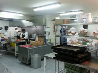 Cocineros ya preparan el gran guiso monta��s
