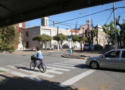 Frente a la Municipalidad, atacan a dos empleados de la casa Hendel y les roban 300 mil pesos