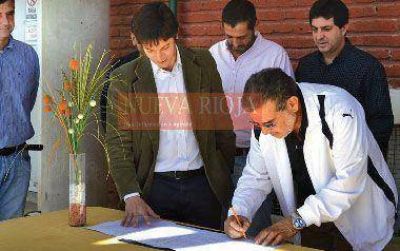 Firman convenio para construir planta de tratamientos de efluentes