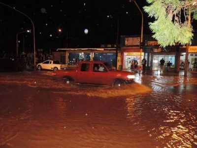 Tremenda inundaci�n afect� a Andresito: hay cientos de evacuados