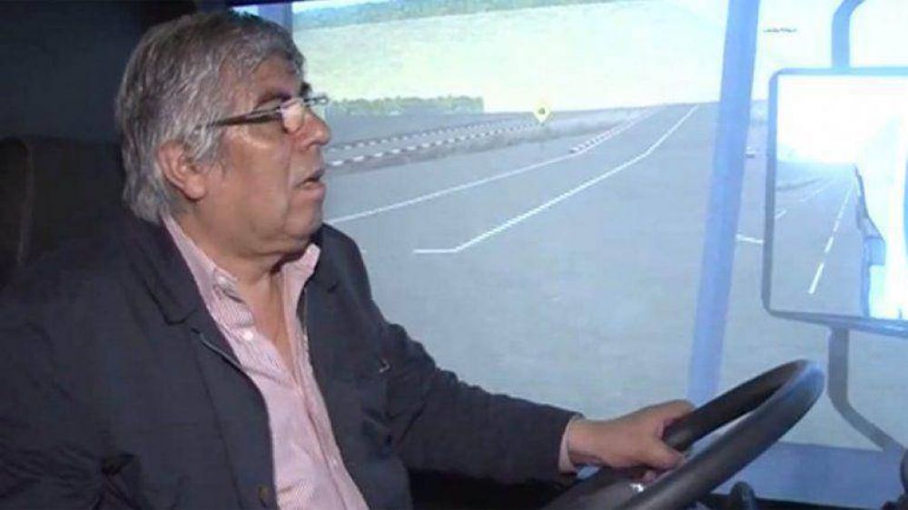 Hugo Moyano reconoci� que no puede conducir camiones