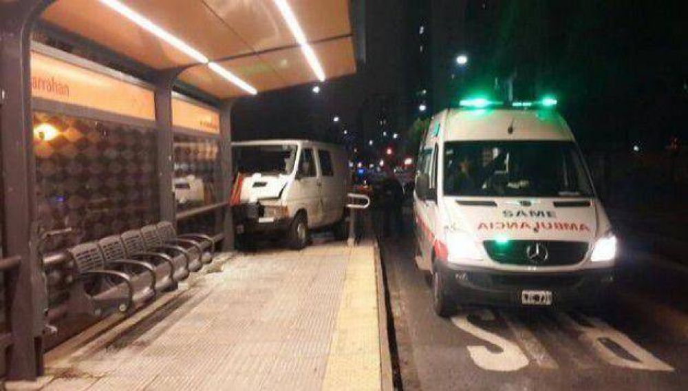 Una camioneta choc� contra una parada del Metrobus