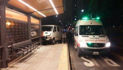 Una camioneta choc� contra una parada del Metrobus