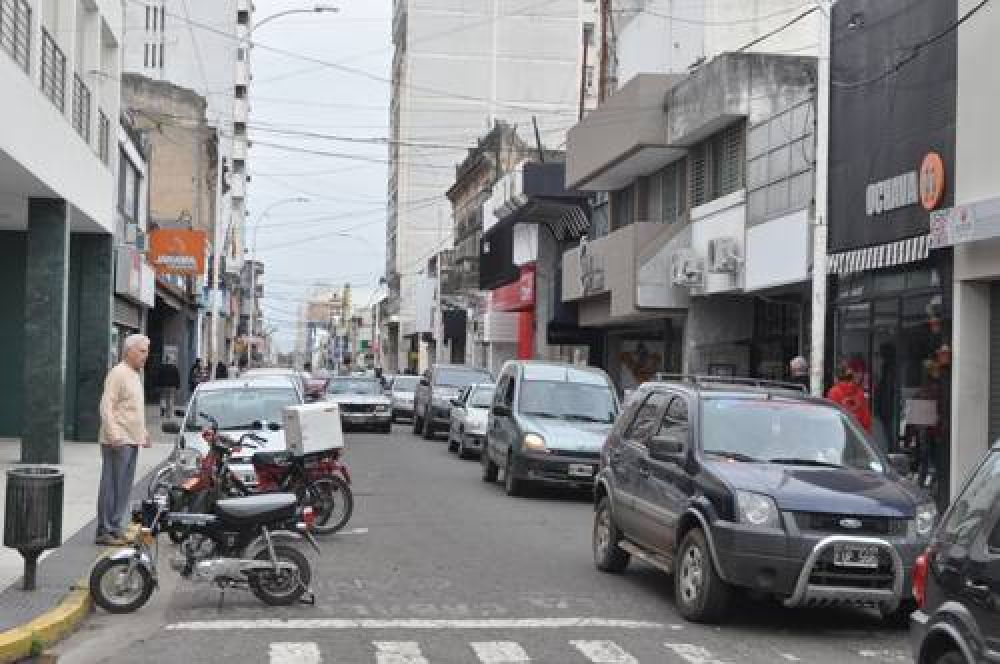 Feriado puente con negocios abiertos y bastante actividad en el microcentro nicole�o