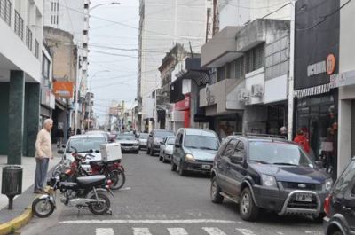 Feriado puente con negocios abiertos y bastante actividad en el microcentro nicole�o