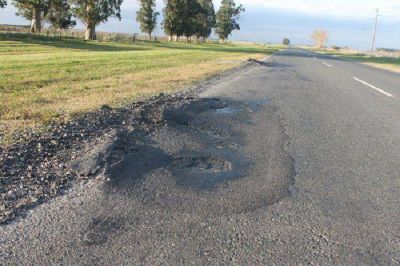 Ruta 88: Motociclista con graves heridas tras encontrase con un enorme bache en el asfalto