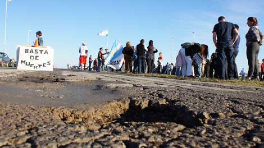 Los vecinos de la Ruta Provincial N� 30 reclamaron ayer por la repavimentaci�n 
