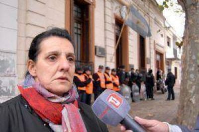 Se encadenaron a un juzgado para pedir seguridad para un acusado de narcotr�fico