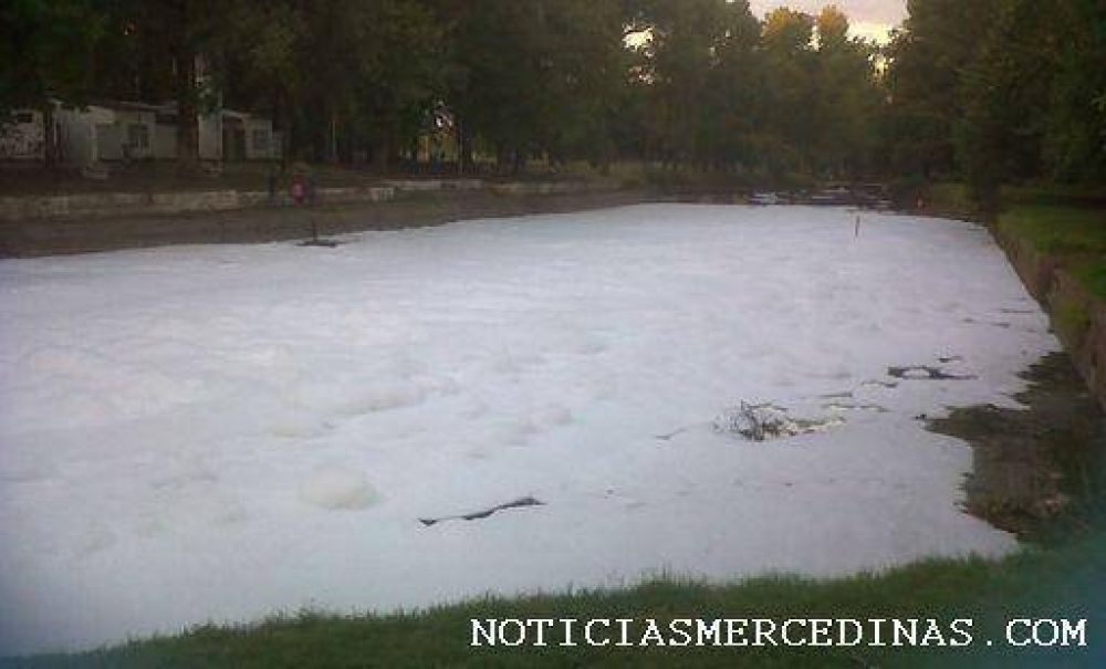 Otra vez espuma y contaminaci�n en el r�o Luj�n