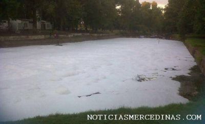Otra vez espuma y contaminaci�n en el r�o Luj�n