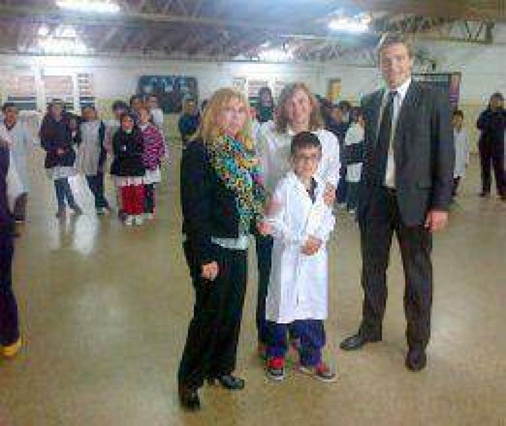 Entregan guardapolvos a escuelas p�blicas  