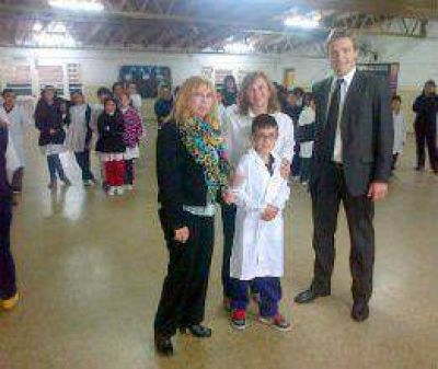 Entregan guardapolvos a escuelas p�blicas  