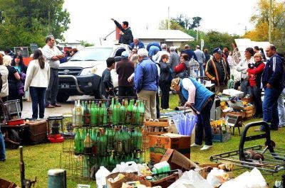 El mal tiempo no impidi� que la gente se sume al remate de Bomberos
