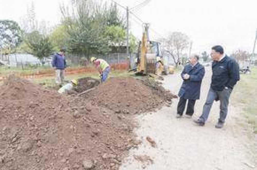 Inza supervis� el avance de las obras de ampliaci�n de la red cloacal en Villa Piazza
