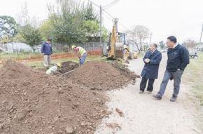 Inza supervis� el avance de las obras de ampliaci�n de la red cloacal en Villa Piazza