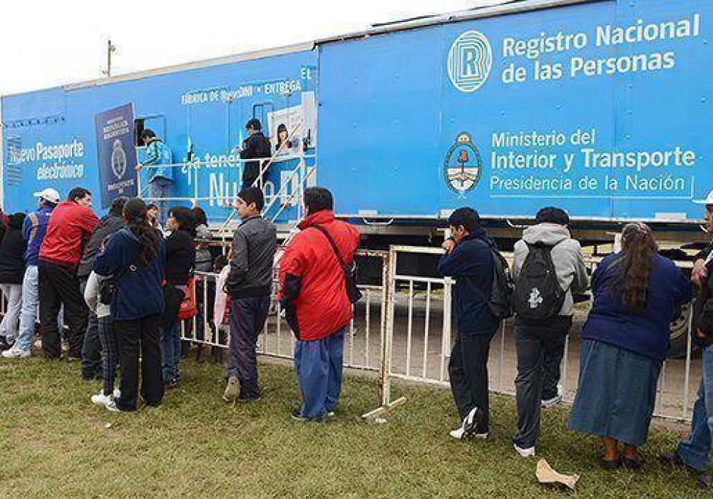 Contin�a el operativo de documentaci�n con el cami�n f�brica en la Capital